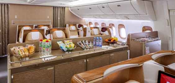 کلاس تجاری هواپیمایی امارات شما را تشویق به معاشرت با سایر مسافران می کند!
